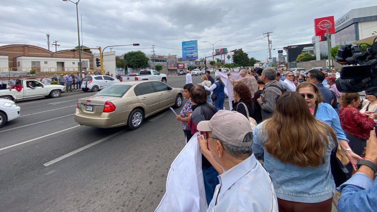 se manifiestan jubilados de la uas en congreso de sinaloa