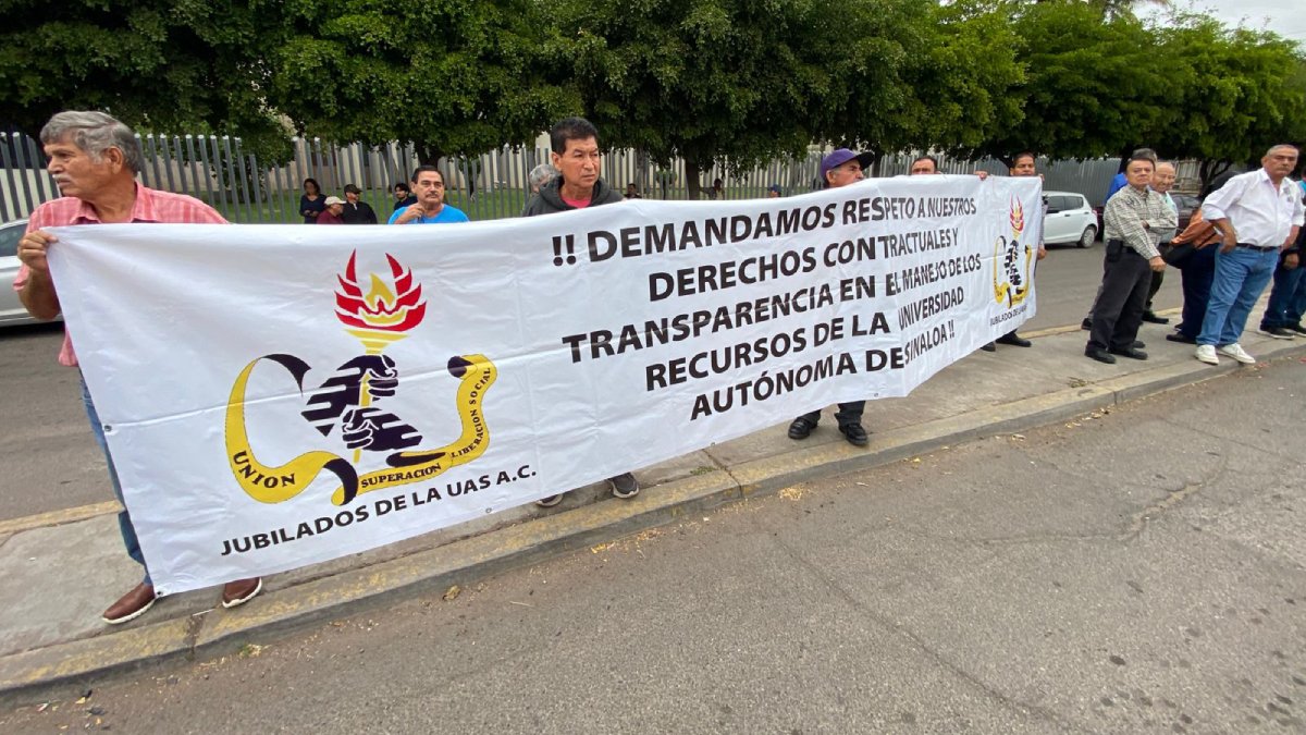 se manifiestan jubilados de la uas en el congreso de sinaloa demandan