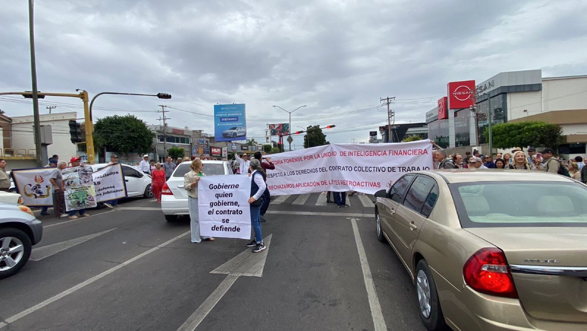 se manifiestan jubilados de la uas en el congreso de sinaloa