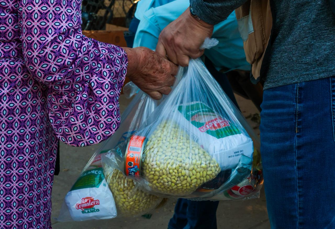 Sebides entrega apoyos a familias desplazadas radicadas en Culiacán
