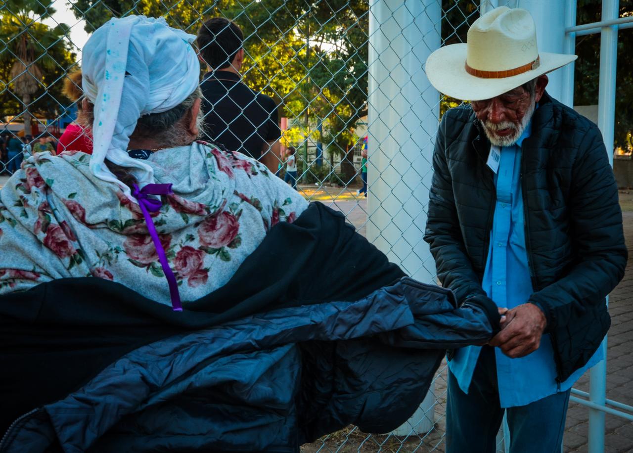 Sebides entrega apoyos a familias desplazadas radicadas en Culiacán