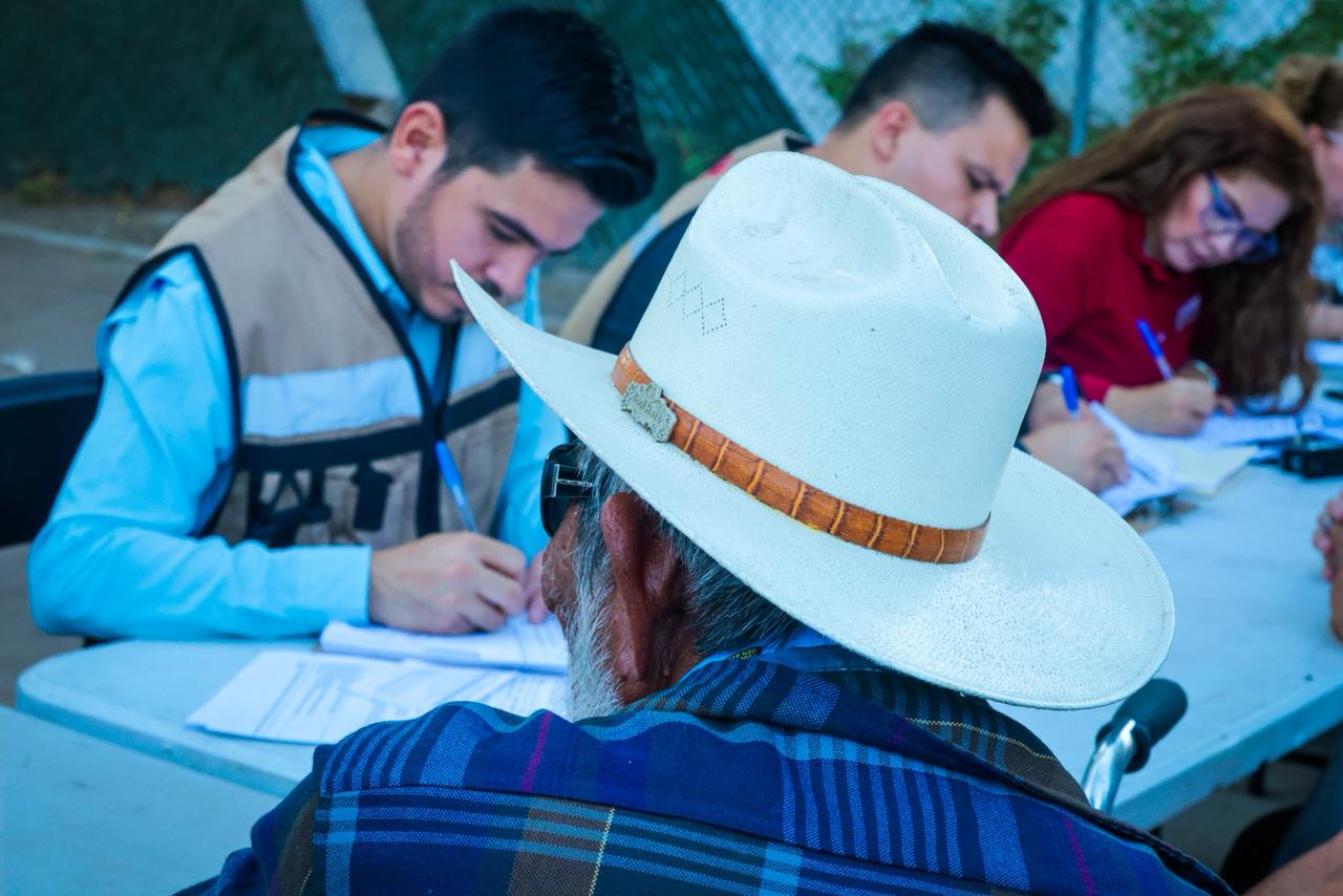Sebides entrega apoyos a familias desplazadas radicadas en Culiacán