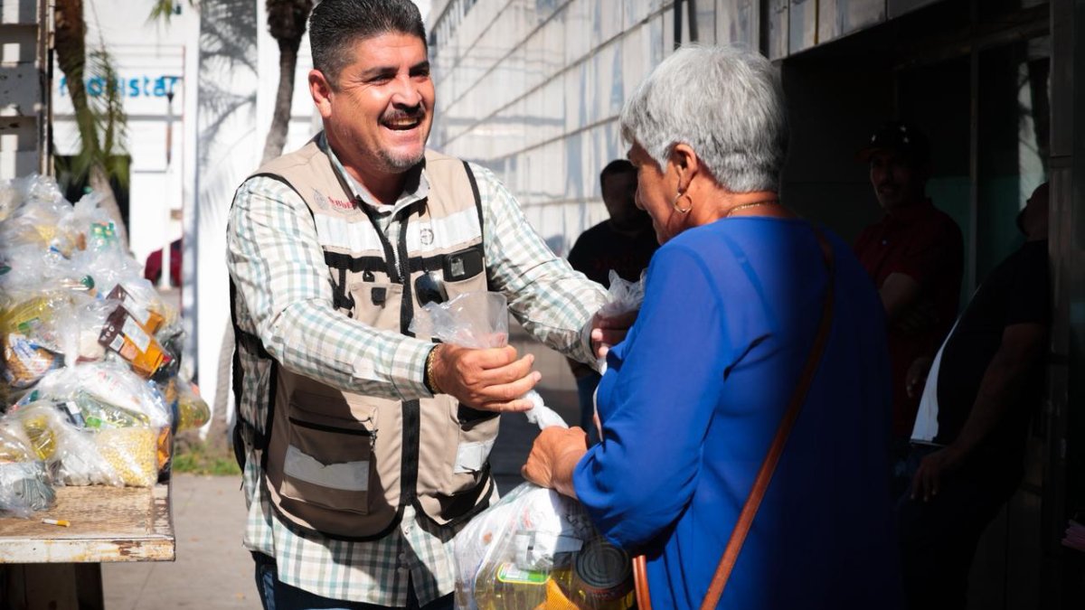 sebides entrega despensas y juguetes a familias desplazadas de badiraguato adulta