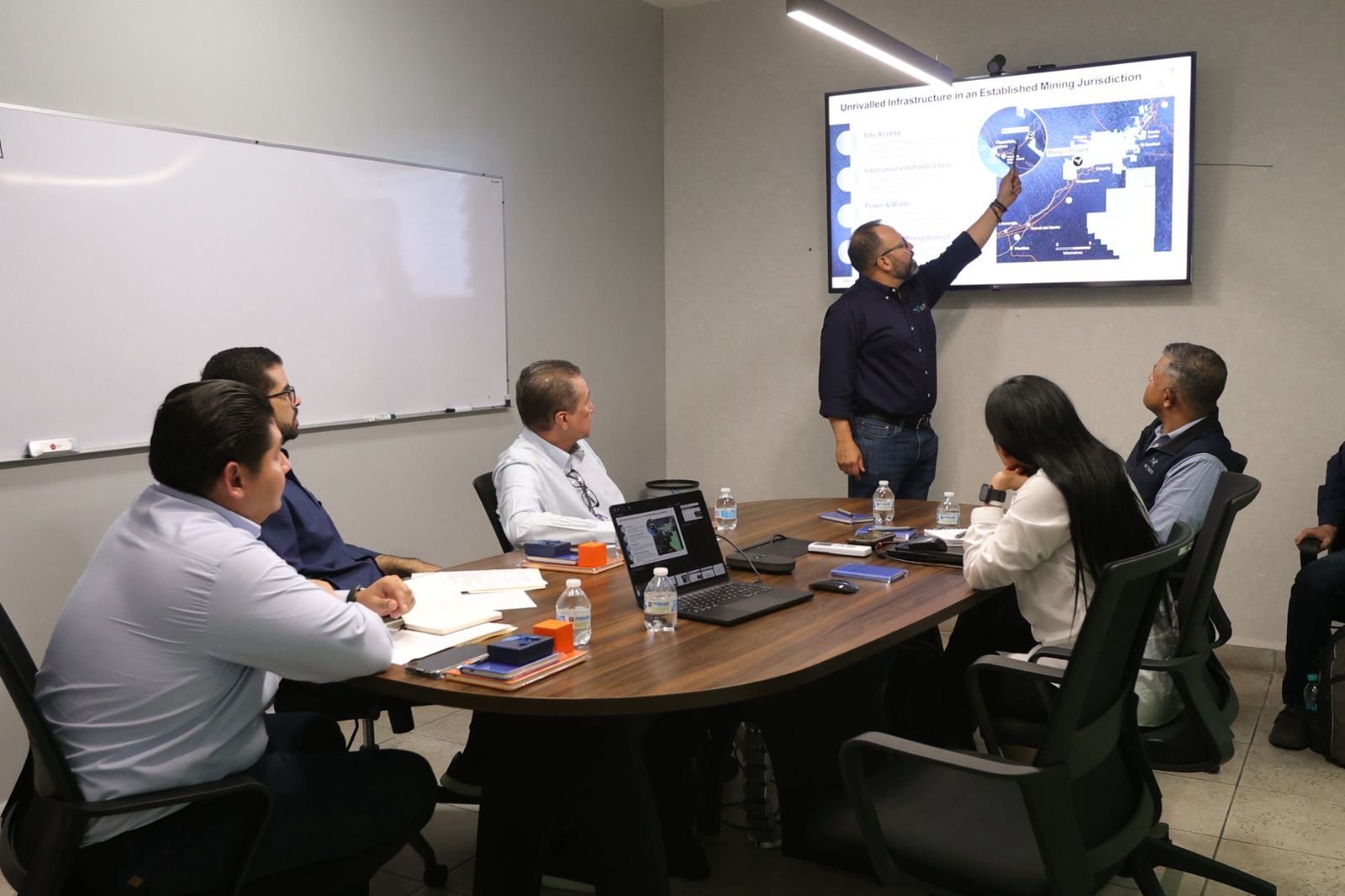 Secretario de Economía de Sinaloa se reúne con directivos de minera canadiense Vizsla Silver, en Mazatlán