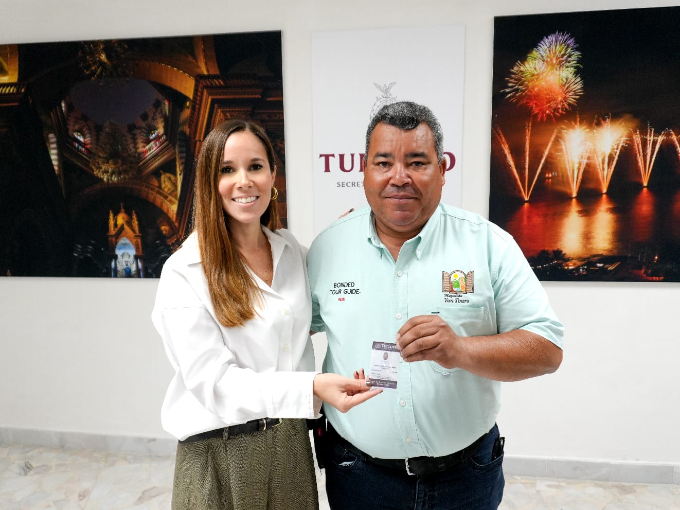 Sectur entrega credenciales 20 guías turísticos bilingües