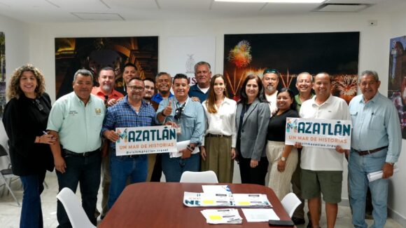 Sectur entrega credenciales a 20 guías de turistas bilingües en Mazatlán, Sinaloa