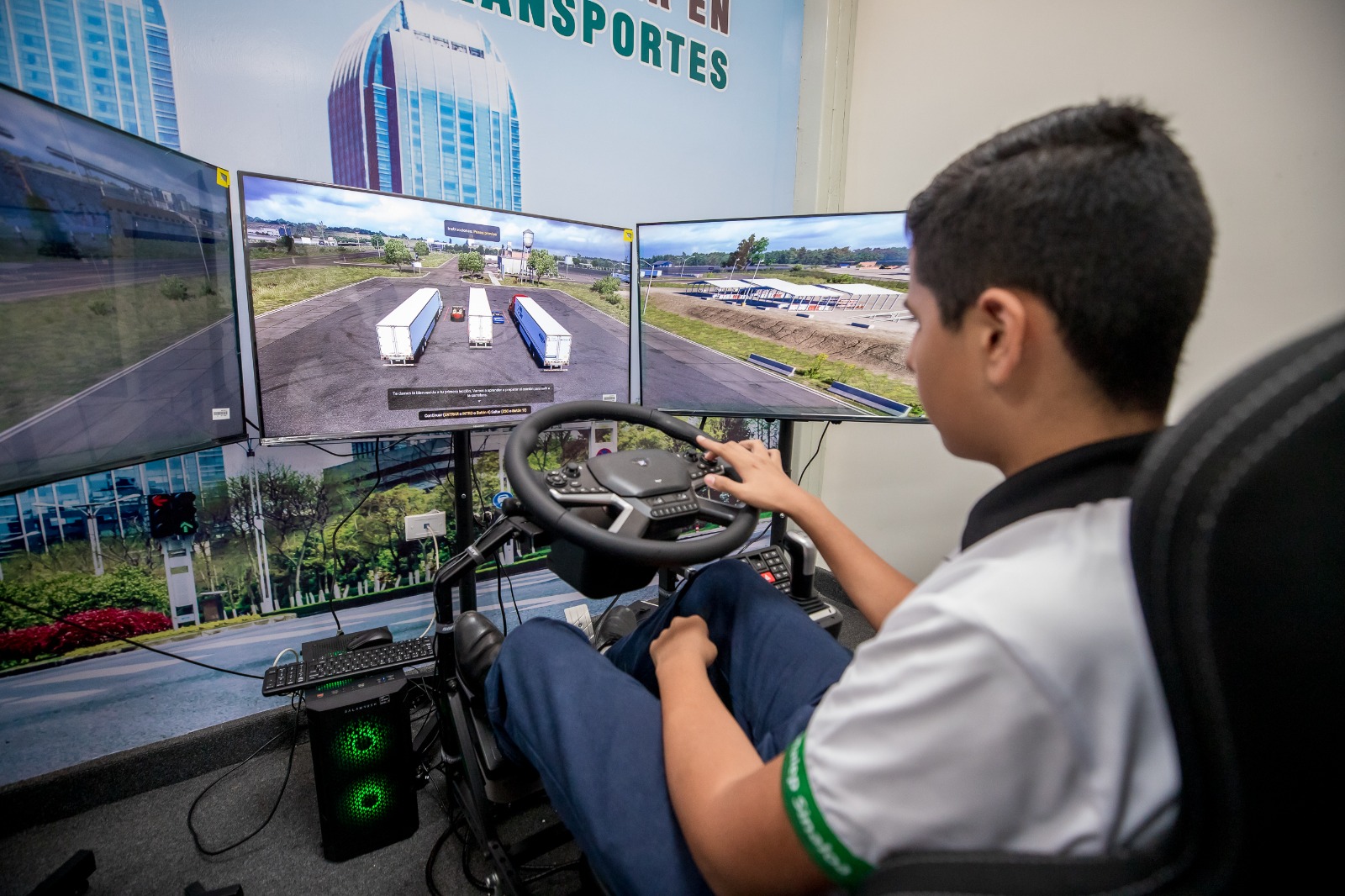 Taller con simuladores para formar a operadores de autotransporte en Conalep