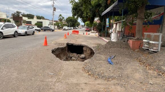 Buscan que constructora repare ‘de fiado’ el socavón de la Juan Carrasco, en Guasave, Sinaloa