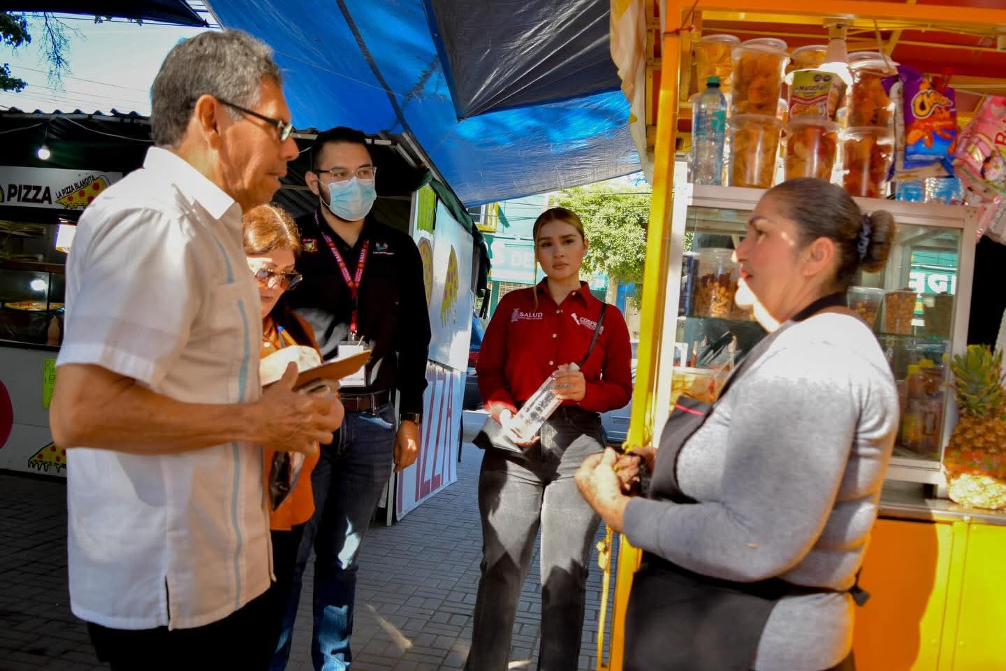 Supervisan a comerciantes de la Verbena en Guamúchil