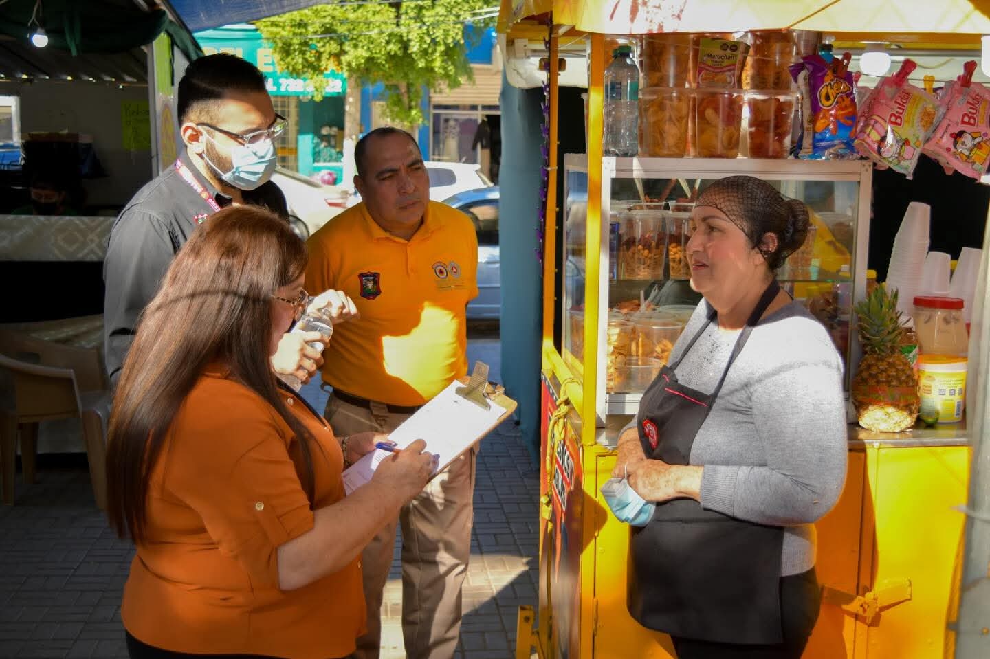 Supervisan a comerciantes de la Verbena en Guamúchil