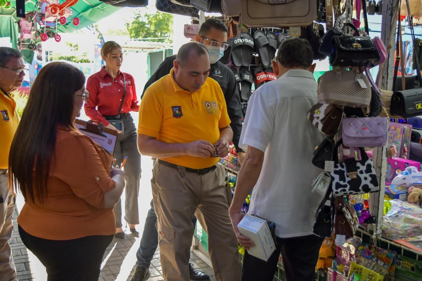 Supervisan a comerciantes de la Verbena en Guamúchil