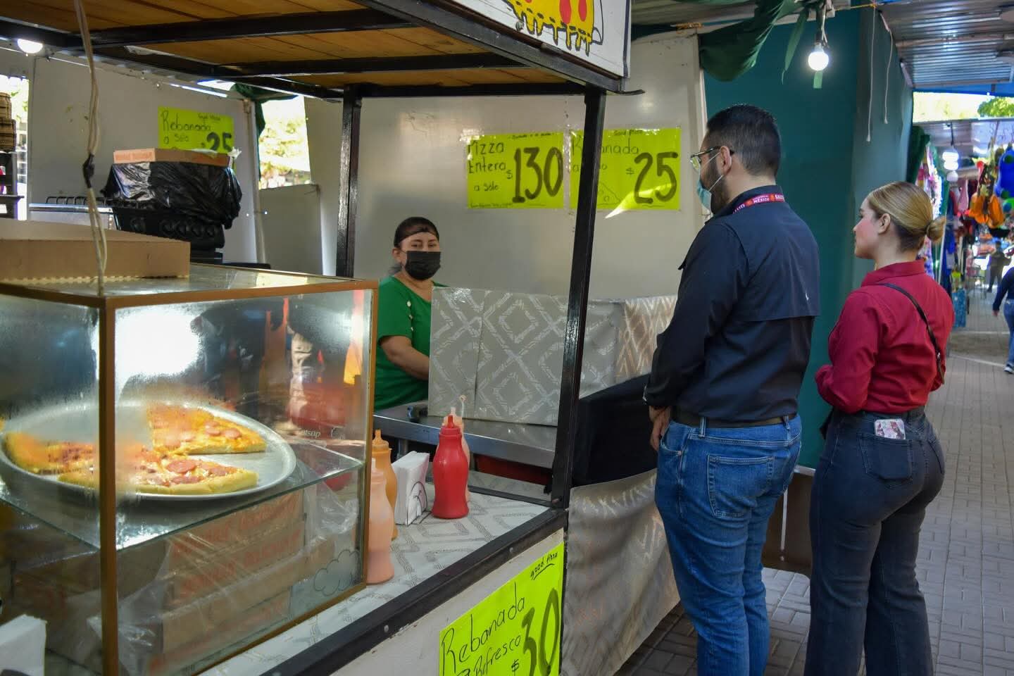 Supervisan a comerciantes de la Verbena en Guamúchil