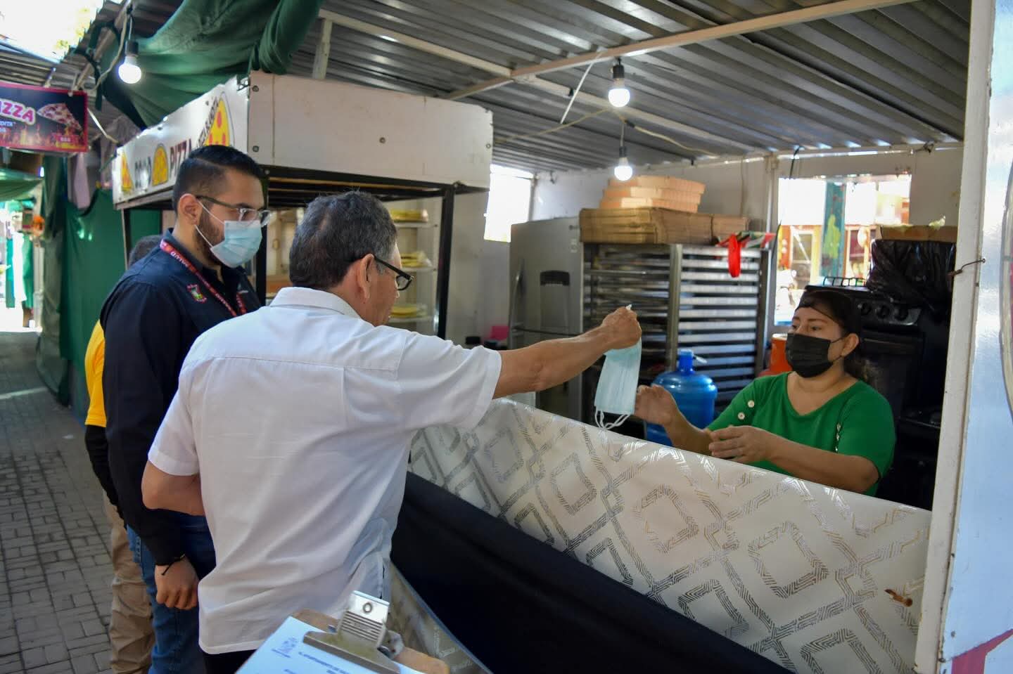 Supervisan a comerciantes de la Verbena en Guamúchil