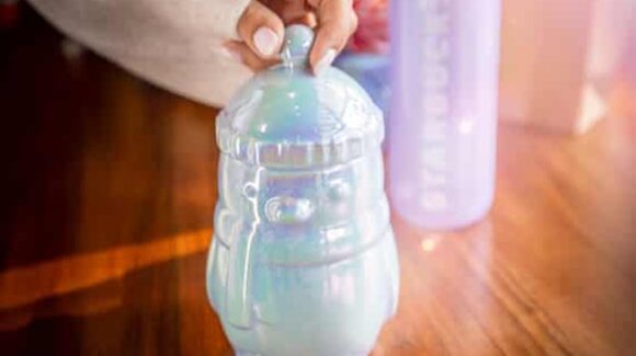 Starbucks estrena colección navideña: Taza de pingüino estará disponible este lunes; aquí el precio