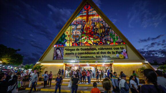 Miles de feligreses se congregan para mostrar su fervor a la Virgen de Guadalupe en La Lomita de Culiacán, Sinaloa
