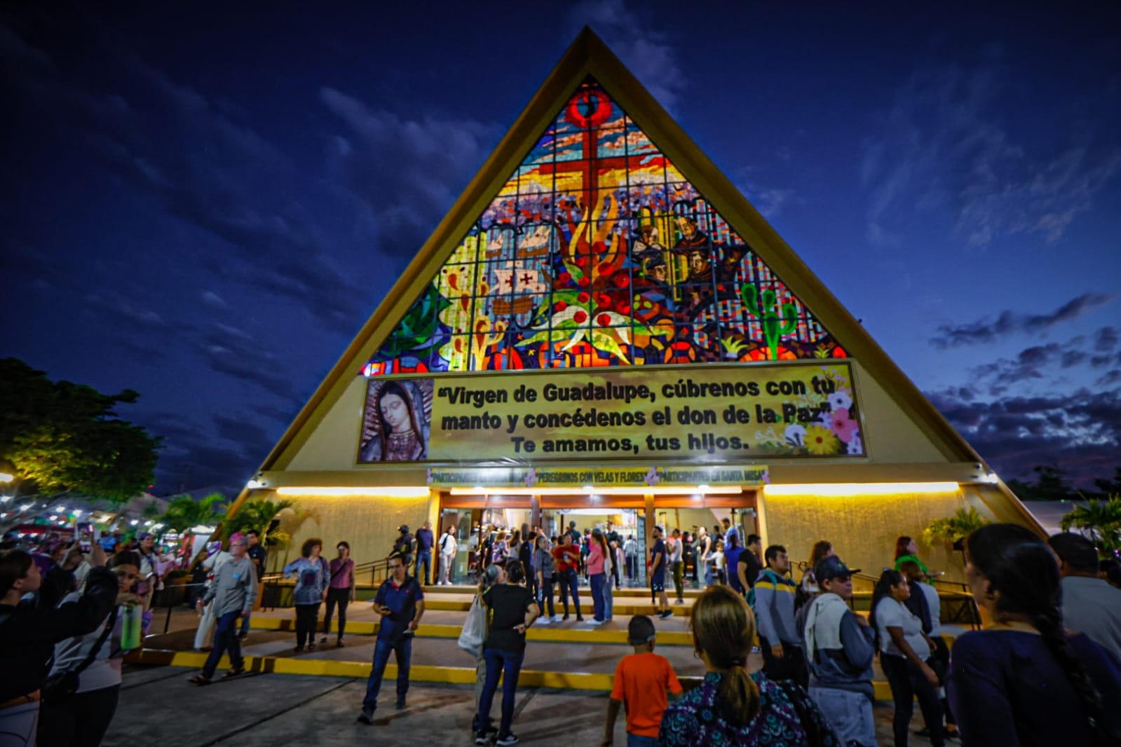 Cientos acuden a dar gracias a la Virgen de Guadalupe en la Lomita, en Culiacán
