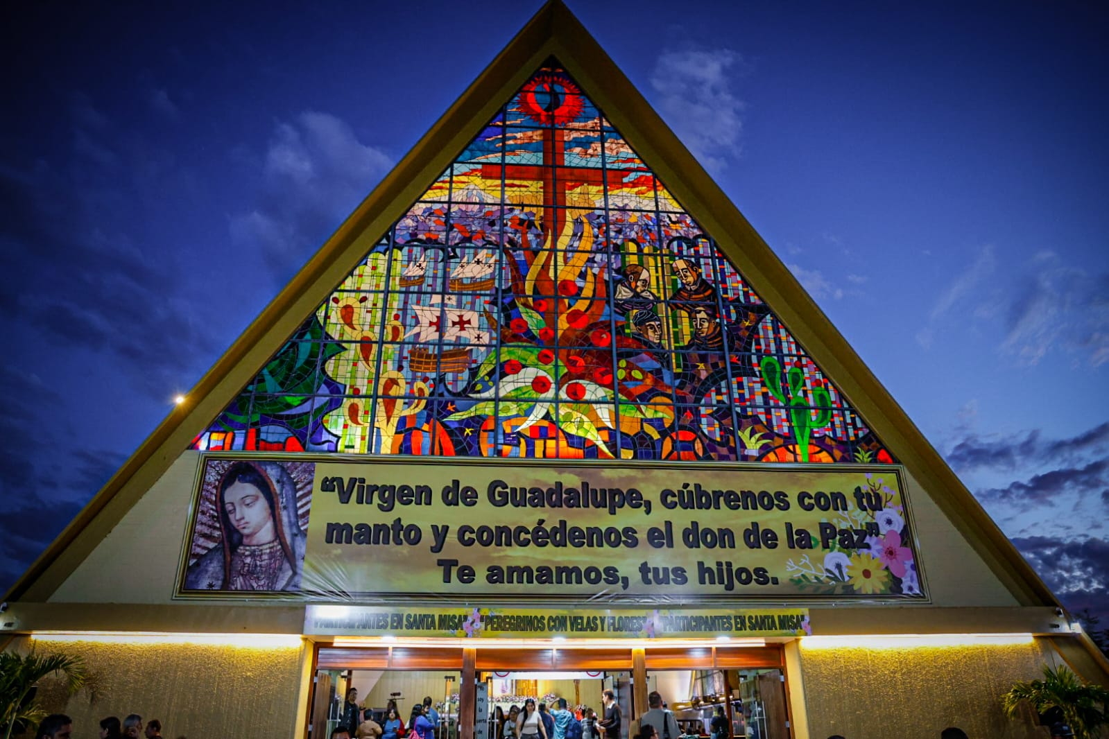 Cientos acuden a dar gracias a la Virgen de Guadalupe en la Lomita, en Culiacán