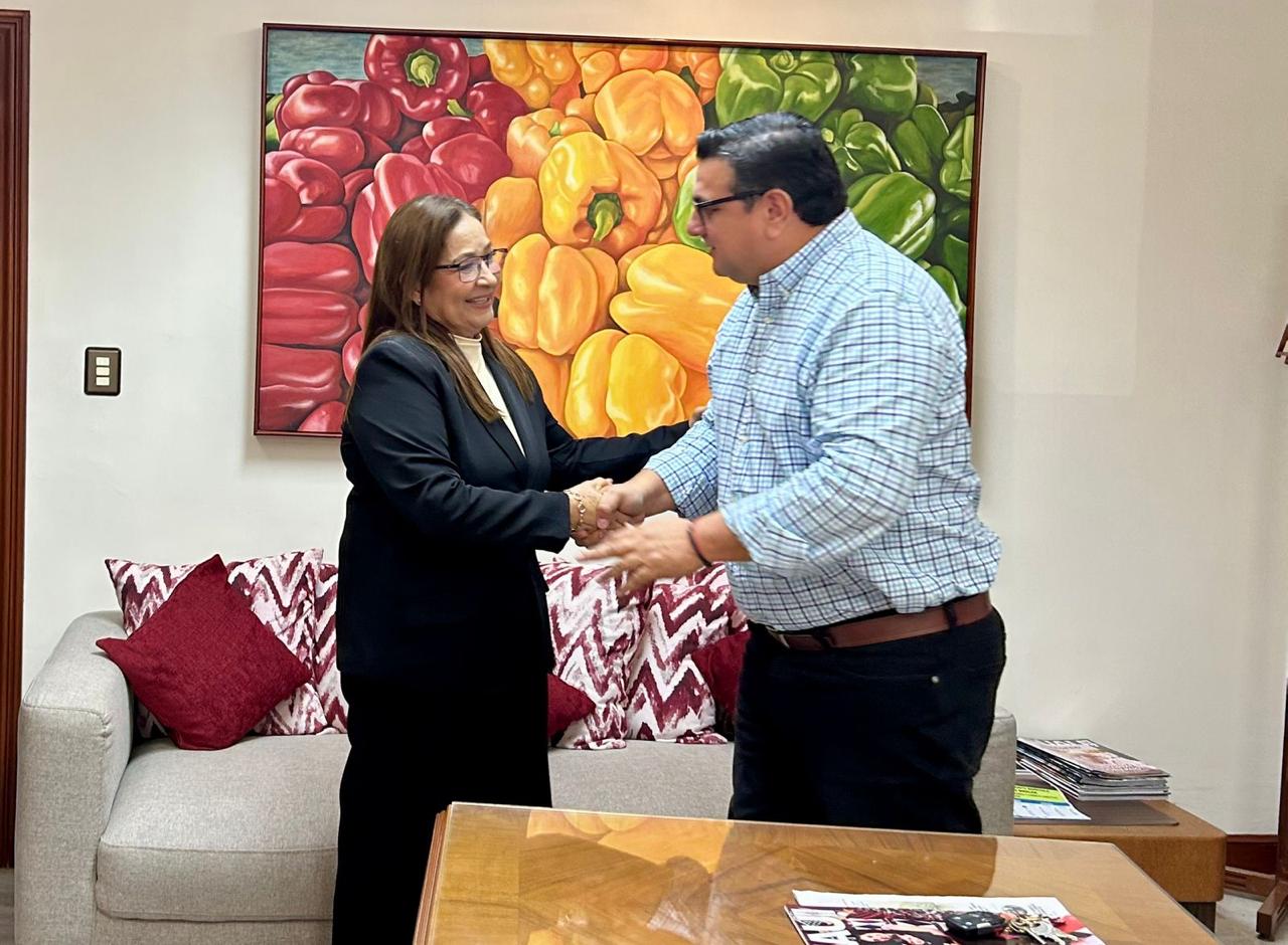 Teodoro López Menchaca, presidente de la AARSP reunión DIF Guasave