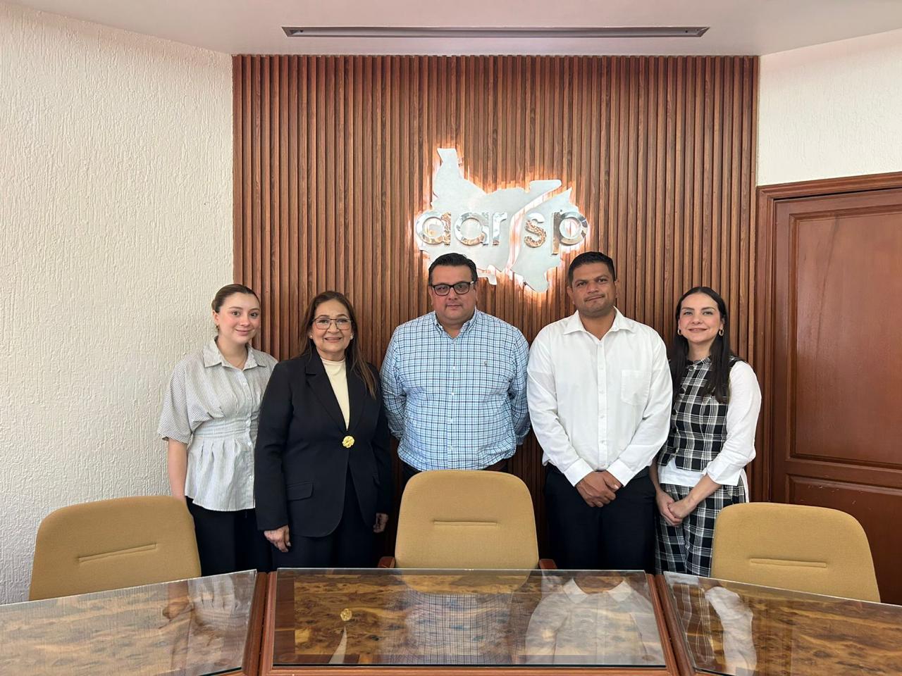 Teodoro López Menchaca, presidente de la AARSP reunión DIF Guasave