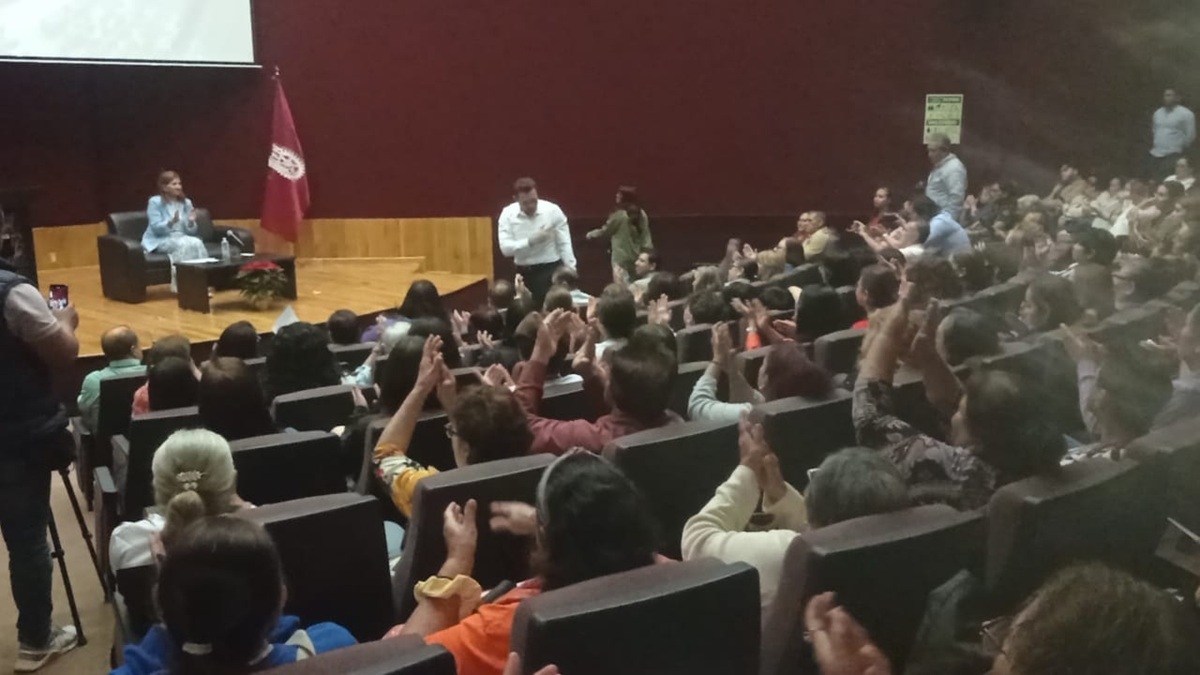 Tere Guerra acude a charla en el IPN de Los Mochis