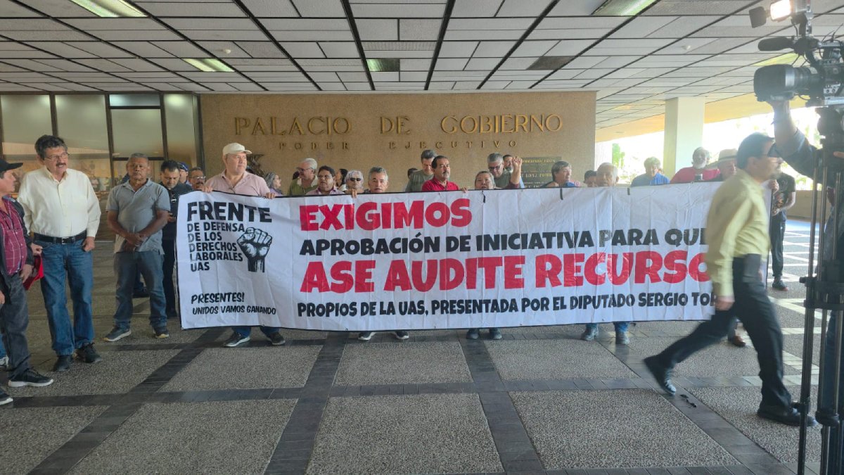 trabajadores de la uas se manifiestan en palacio de culiacan exigen aguinaldo iniciativa