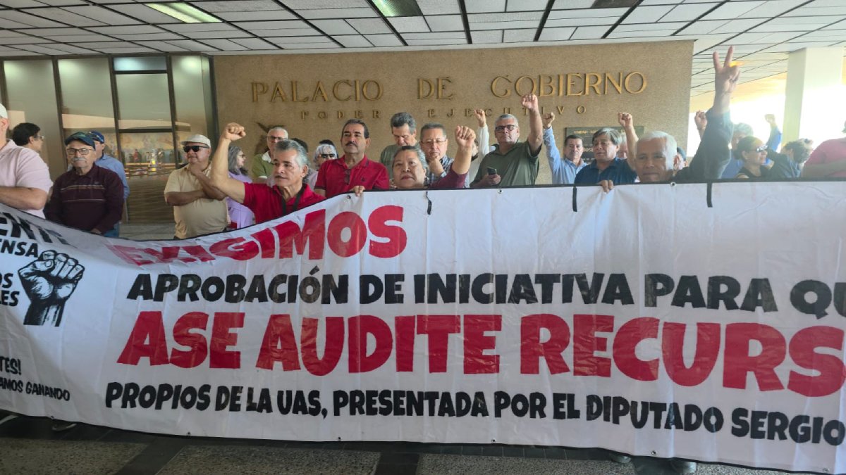 trabajadores de la uas se manifiestan en palacio de culiacan exigen aguinaldo