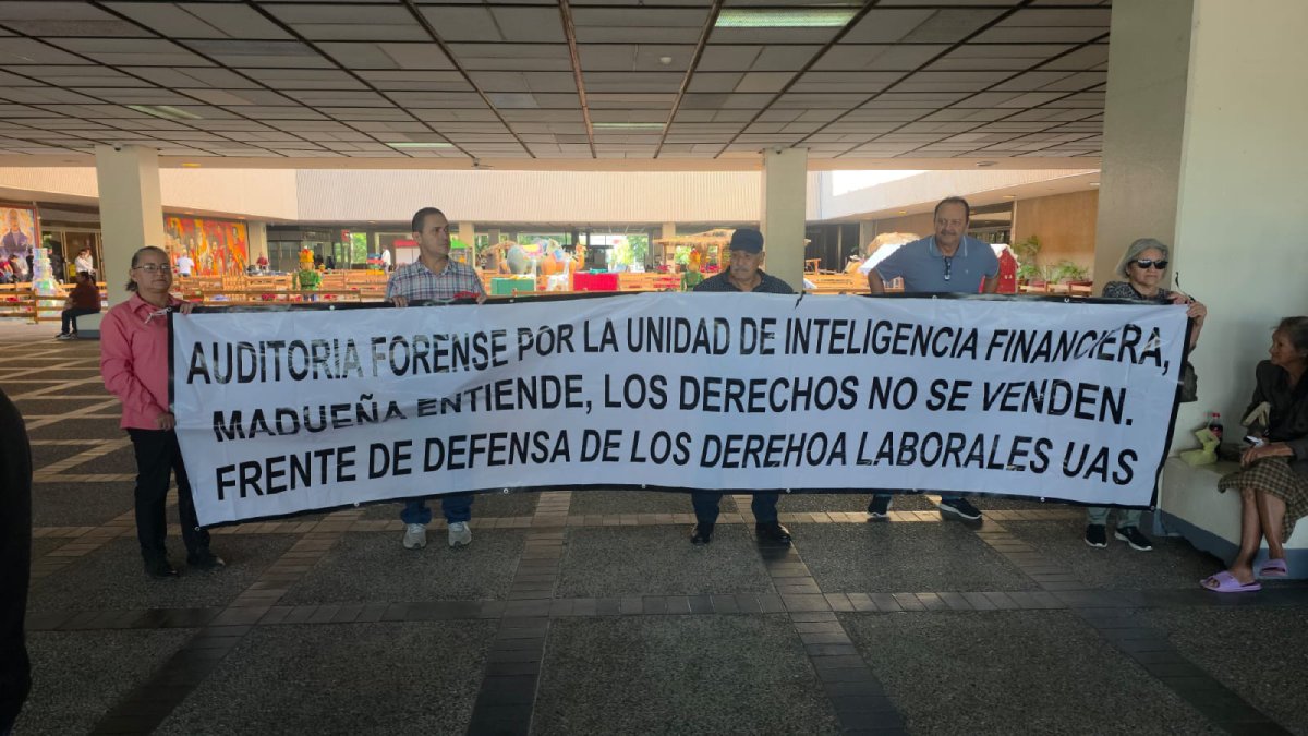 trabajadores de la uas se manifiestan en palacio de culiacan exigen aguinaldos