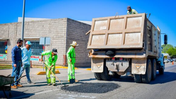 Impulsan trabajos de bacheo en vialidades clave de Salvador Alvarado, Sinaloa, para reforzar la seguridad vial