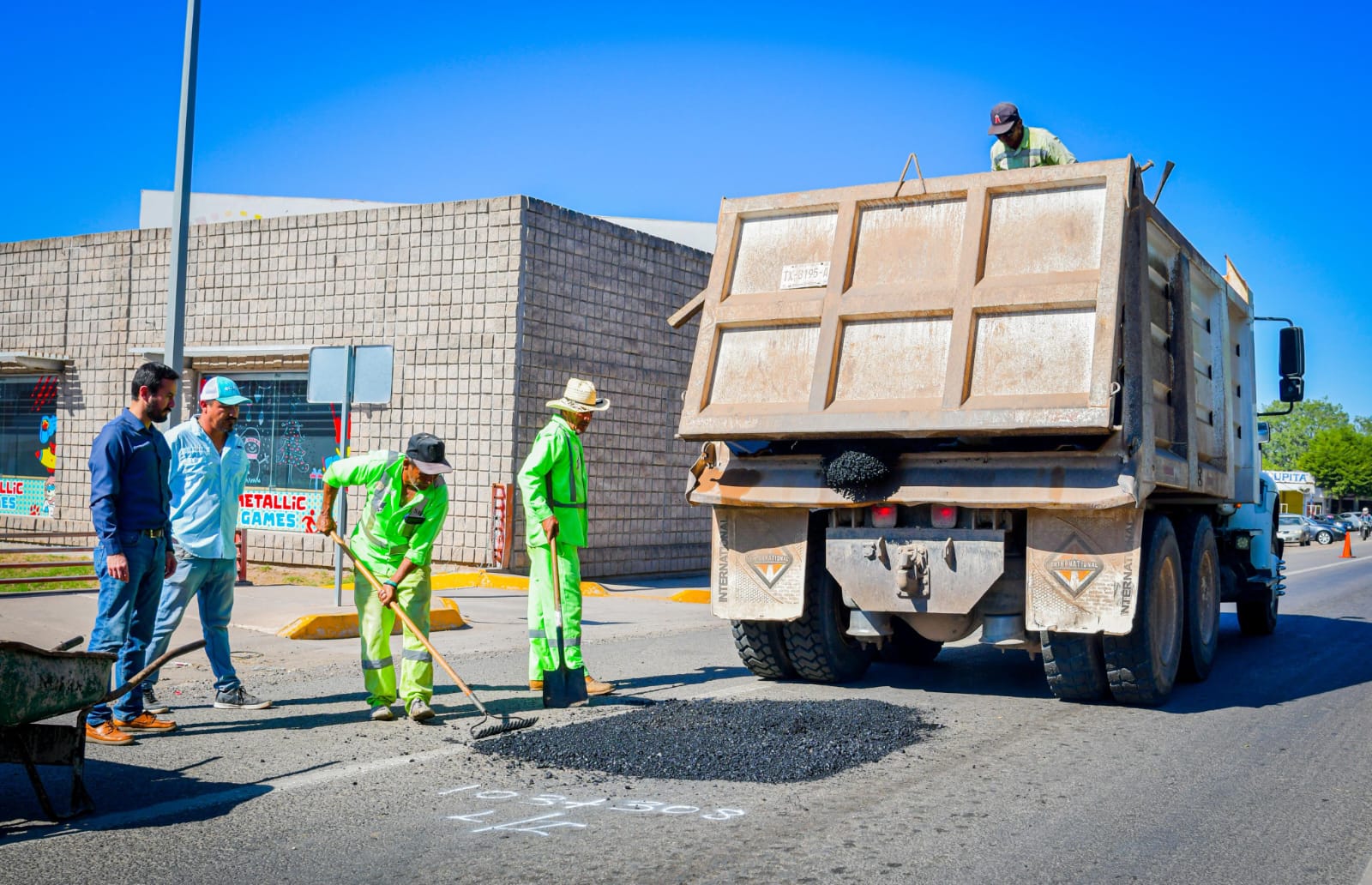 Trabajos de bacheo en Salvador Alvarado, Sinaloa