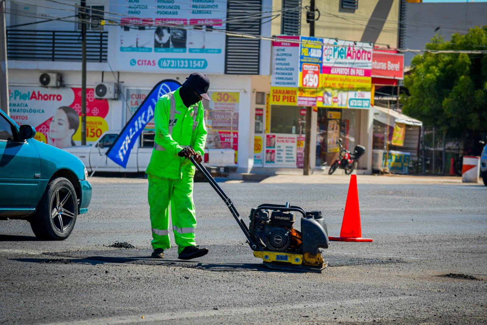 Trabajos de bacheo en Salvador Alvarado, Sinaloa