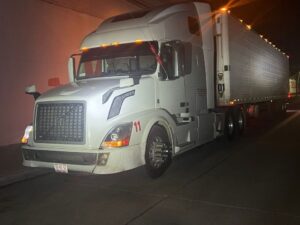 Tractocamión cargado de metanfetamina en Los Mochis, Sinaloa