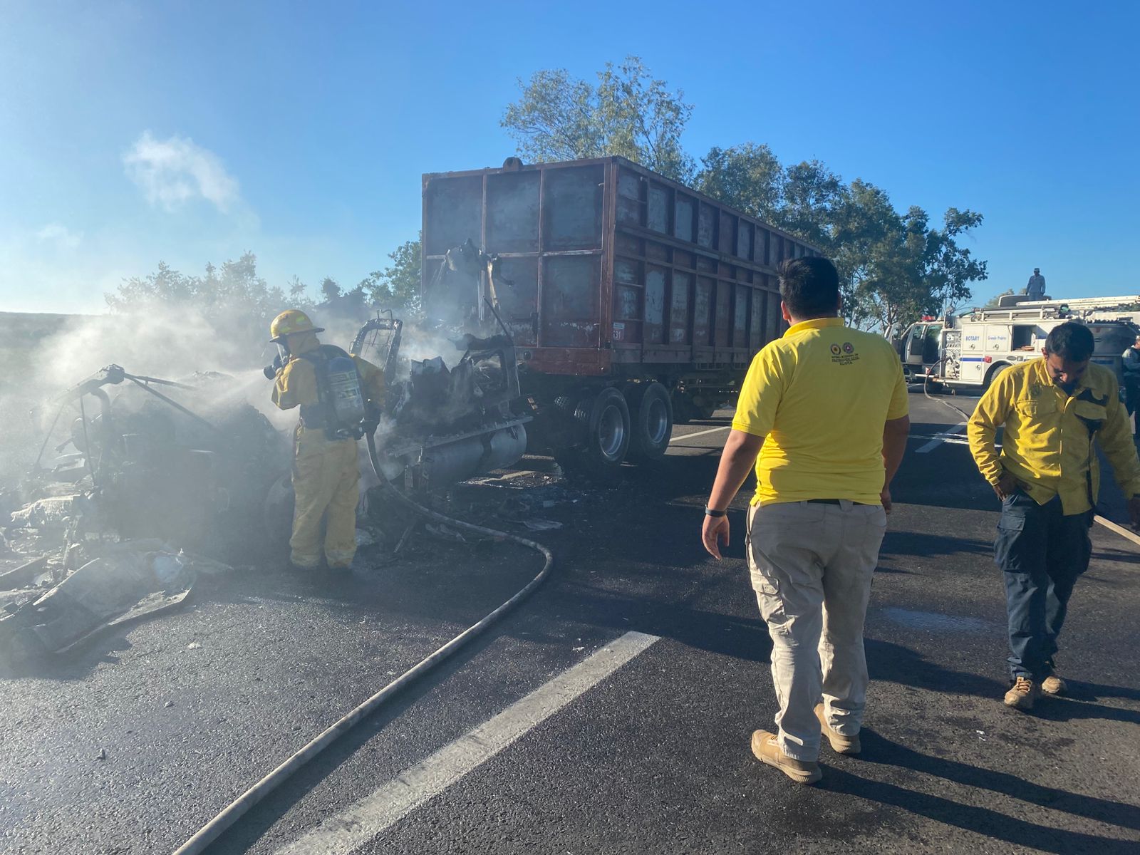 Tráiler se quema en la carretera Culiacán–Mazatlán