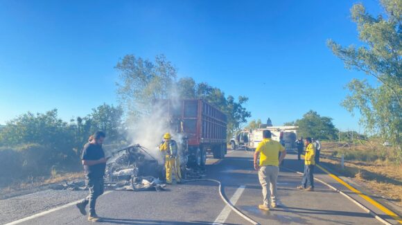 Incendio de tráiler moviliza a cuerpos de emergencia en el km 124 de la carretera Culiacán–Mazatlán