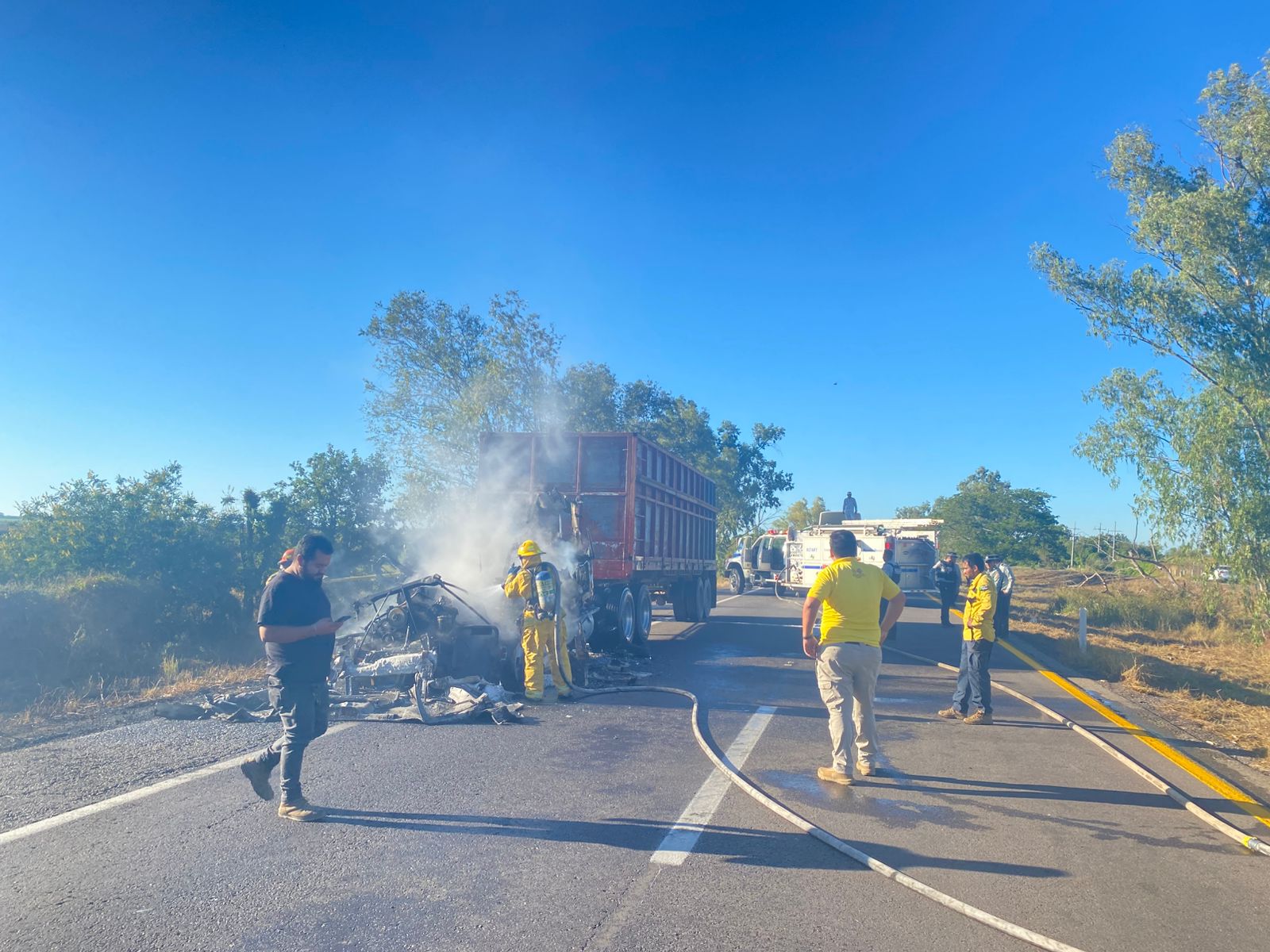 Tráiler se quema en la carretera Culiacán–Mazatlán
