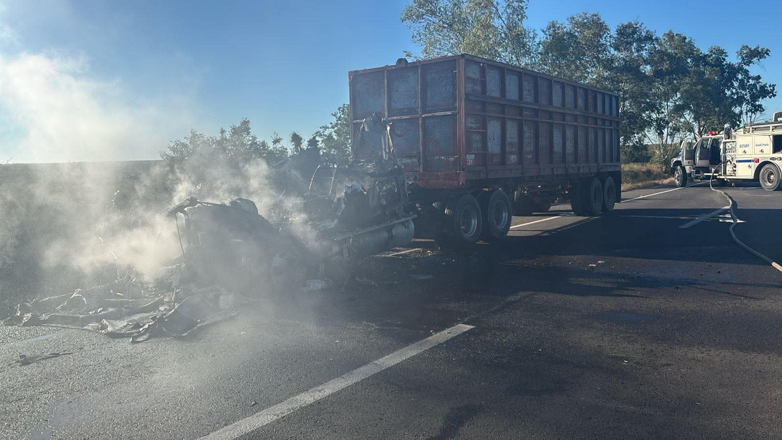 Tráiler se quema en la carretera Culiacán–Mazatlán