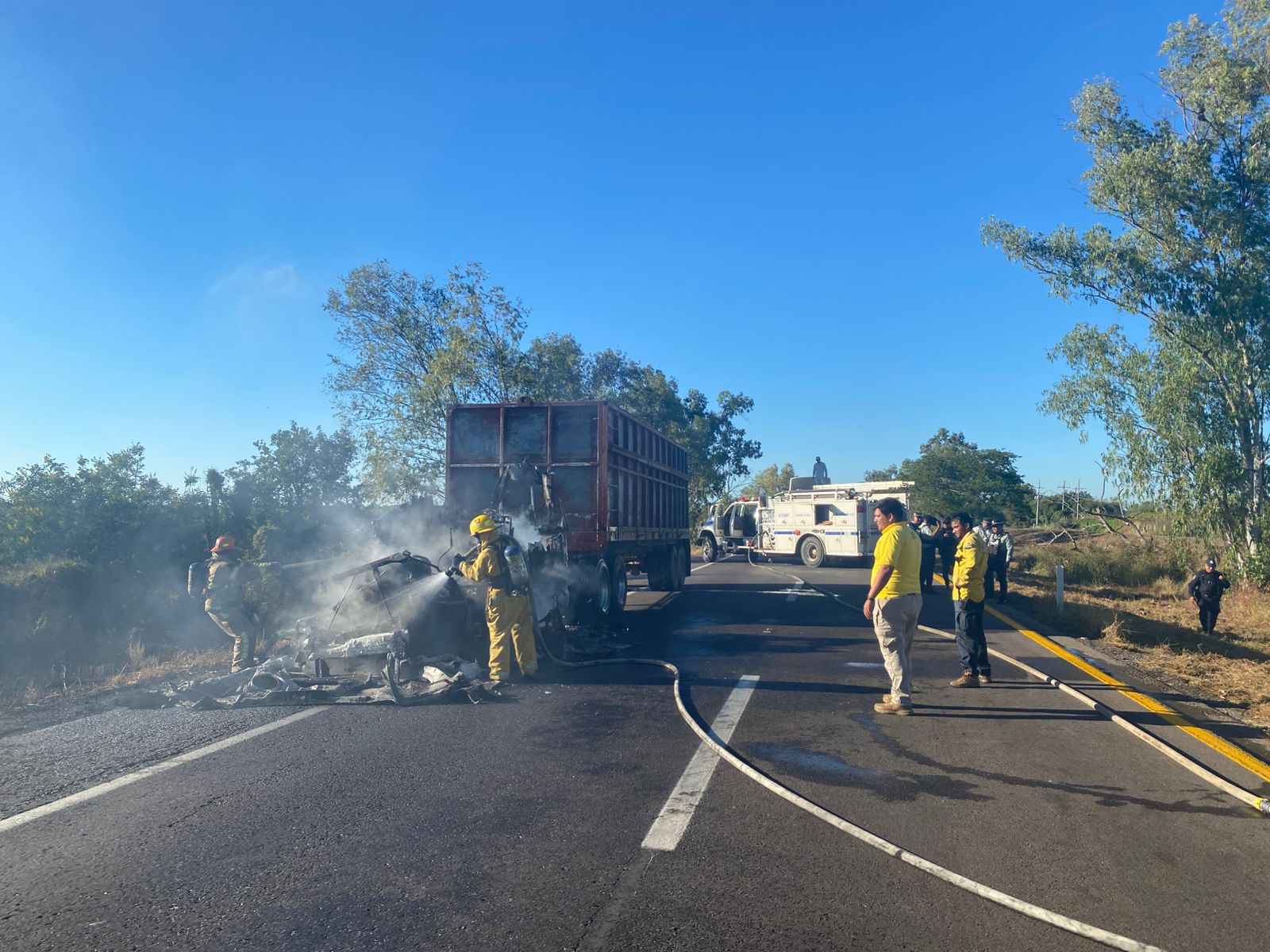 Tráiler se quema en la carretera Culiacán–Mazatlán