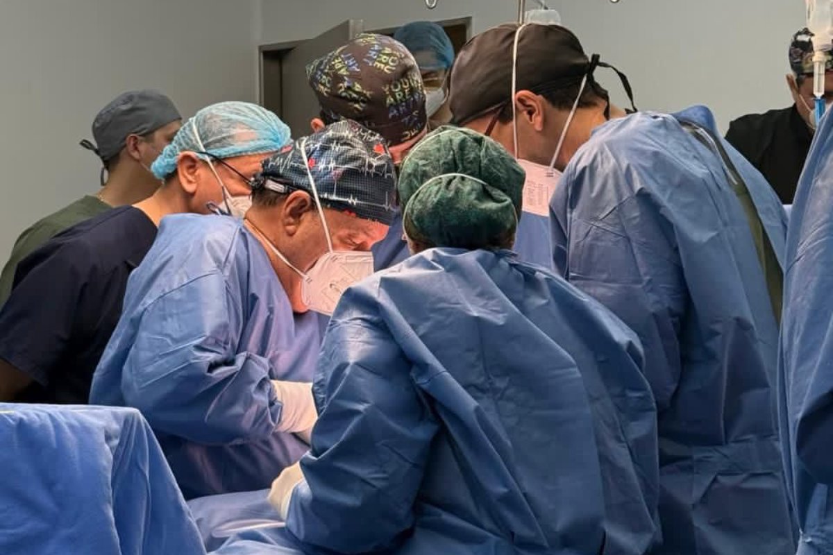 Médicos realizan trasplante de riñón