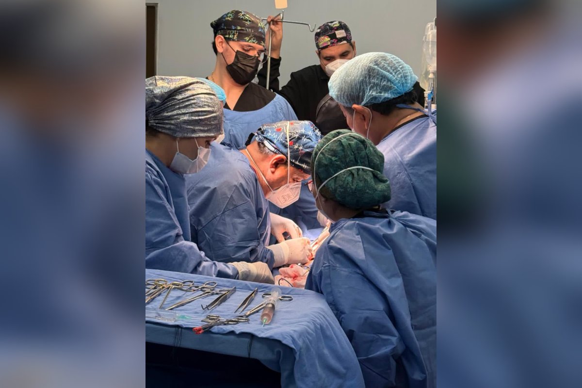Médicos realizan trasplante de riñón