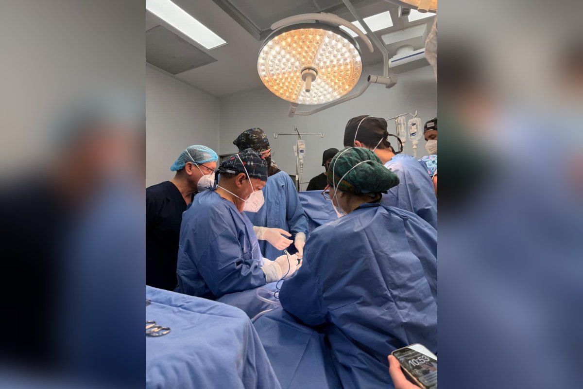 Médicos realizan trasplante de riñón