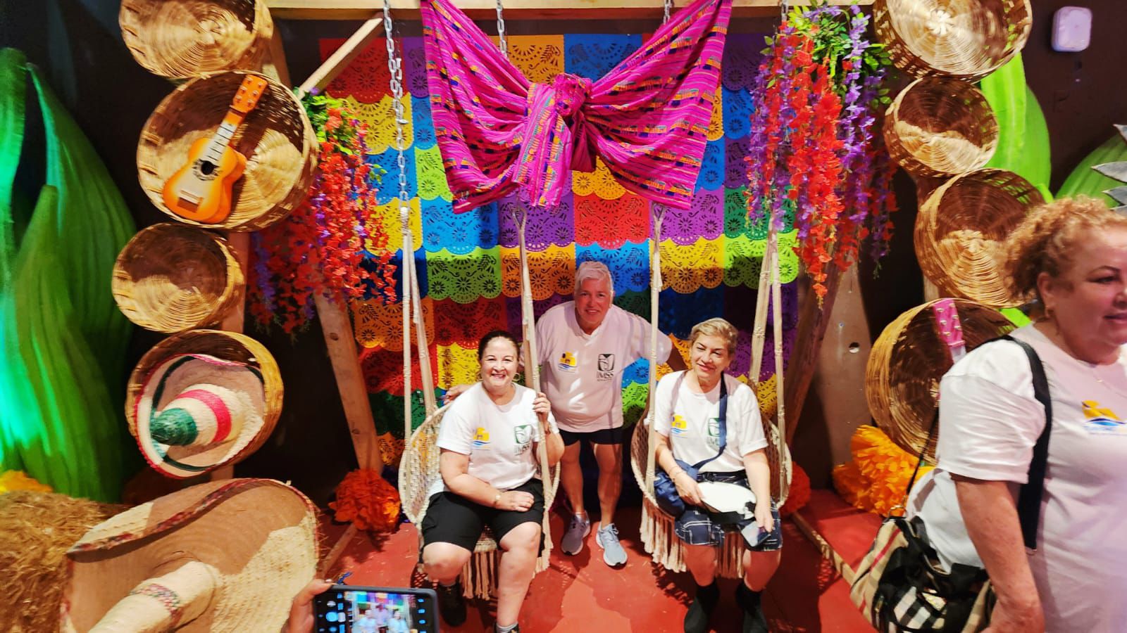 Adultos mayores participan en campamentos de Turismo Social