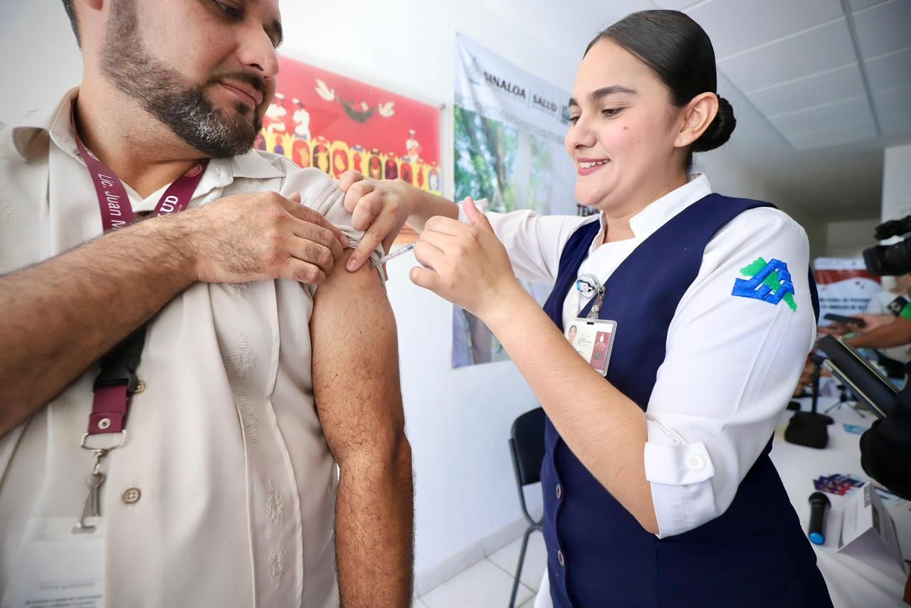Vacunación a hombre