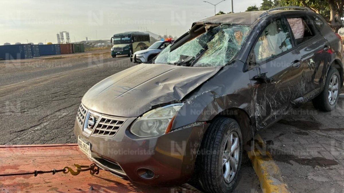 vagoneta volcada en medio del camellon de los mochis el fuerte grua