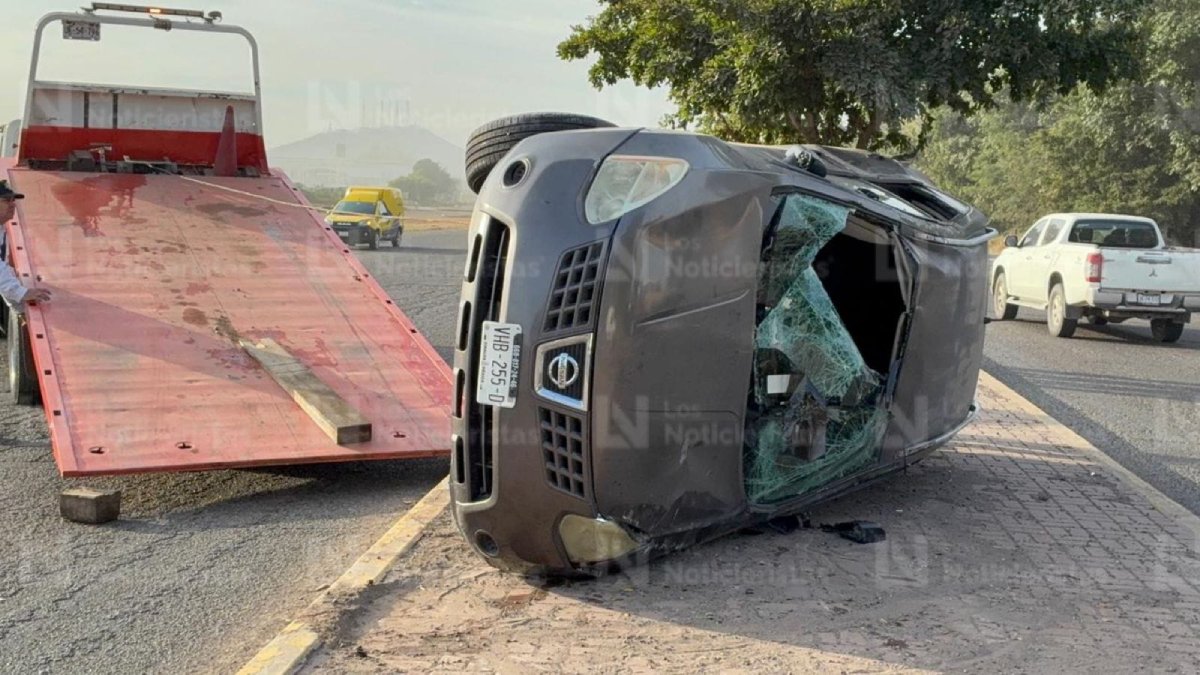 vagoneta volcada en medio del camellon de los mochis el fuerte lugar