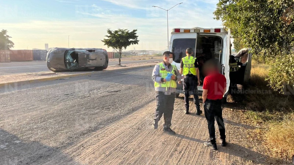 vagoneta volcada en medio del camellon de los mochis el fuerte sin