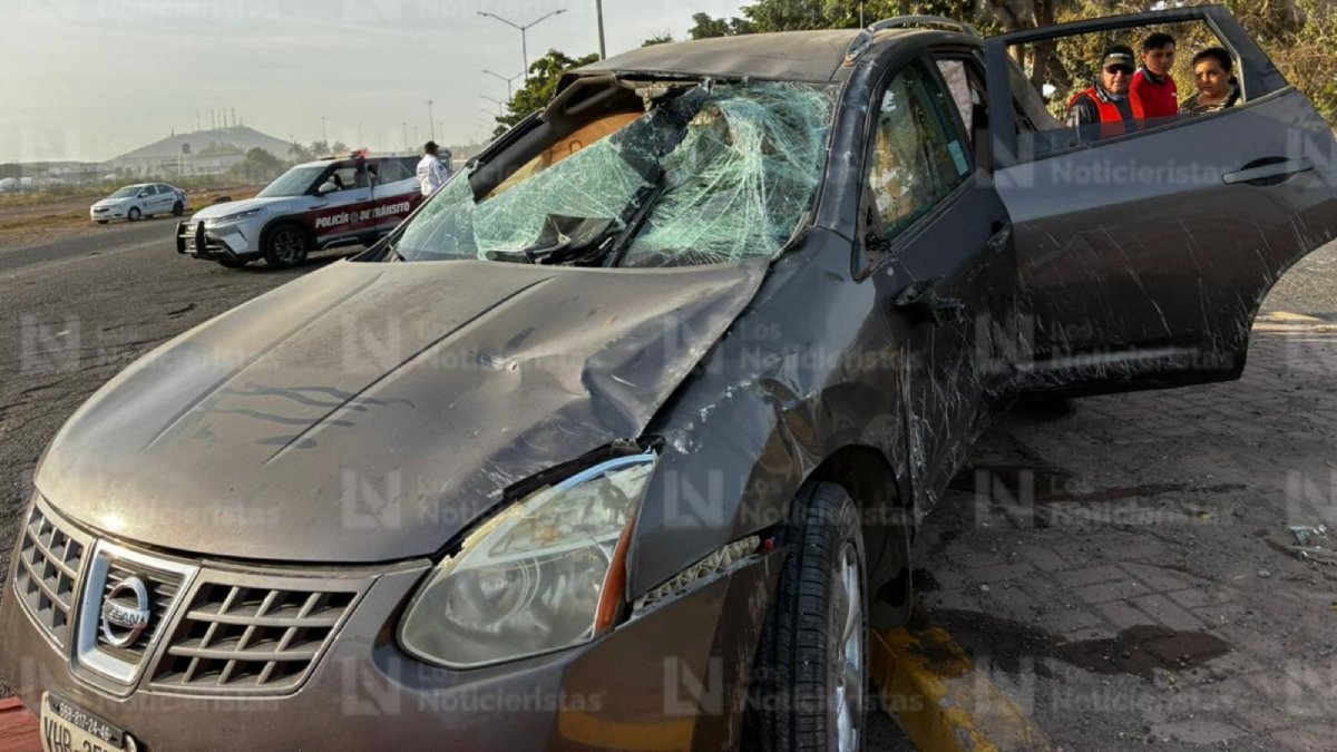 vagoneta volcada en medio del camellon de los mochis el fuerte sinaloa