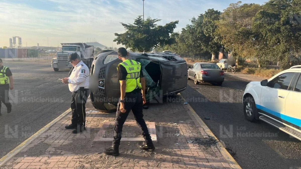 vagoneta volcada en medio del camellon de los mochis el fuerte