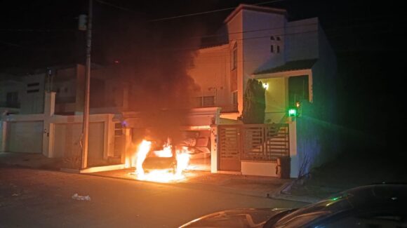 Balean e incendian una casa en la colonia Montebello de Culiacán, Sinaloa; reportan solo daños materiales