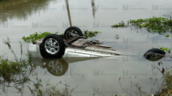 ¡Héroe! No la piensa dos veces y se lanza al agua a rescatar a mujer que cayó en su auto al canal Lateral 18 de Ahome, Sinaloa
