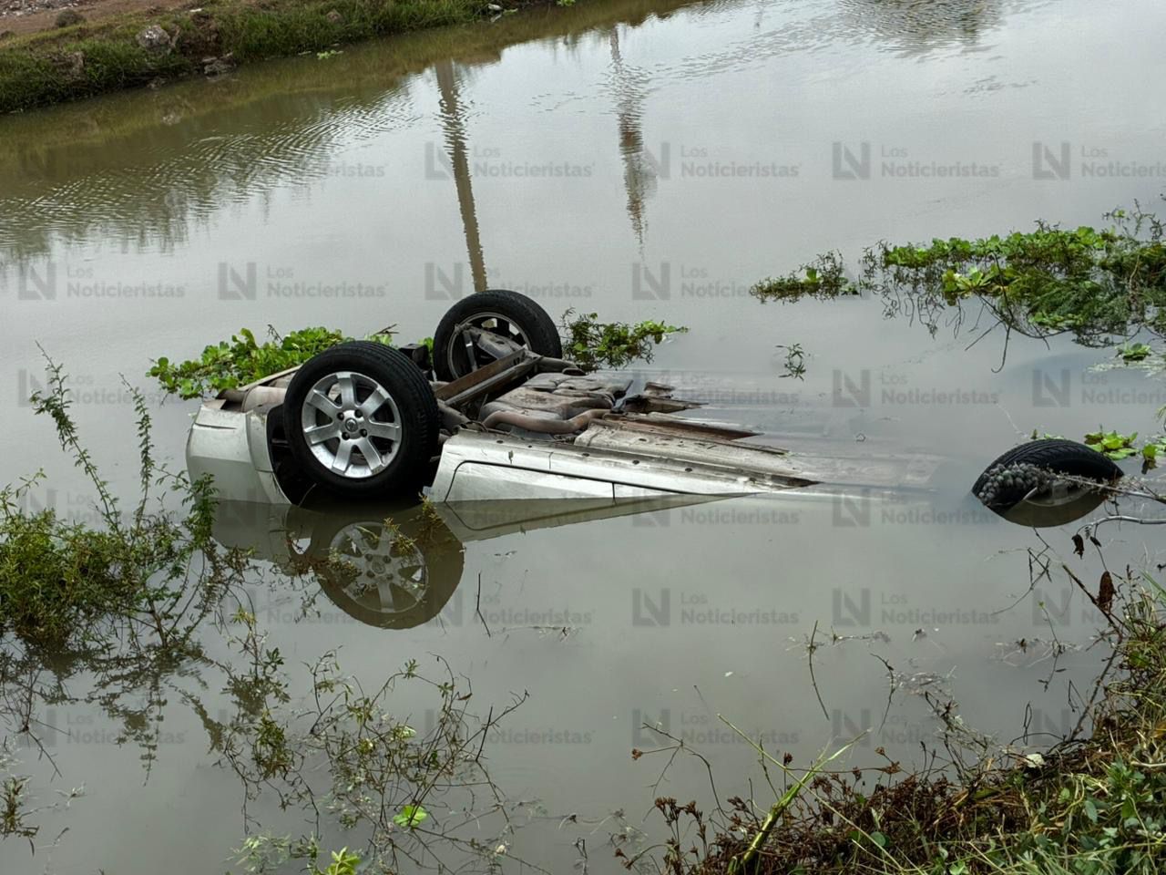 ¡Héroe! No la piensa dos veces y se lanza al agua a rescatar a mujer que cayó en su auto al canal Lateral 18 de Ahome, Sinaloa