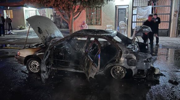Niños provocan el incendio de un vehículo tras explotar un cuete en Álamos Country, en Los Mochis, Sinaloa
